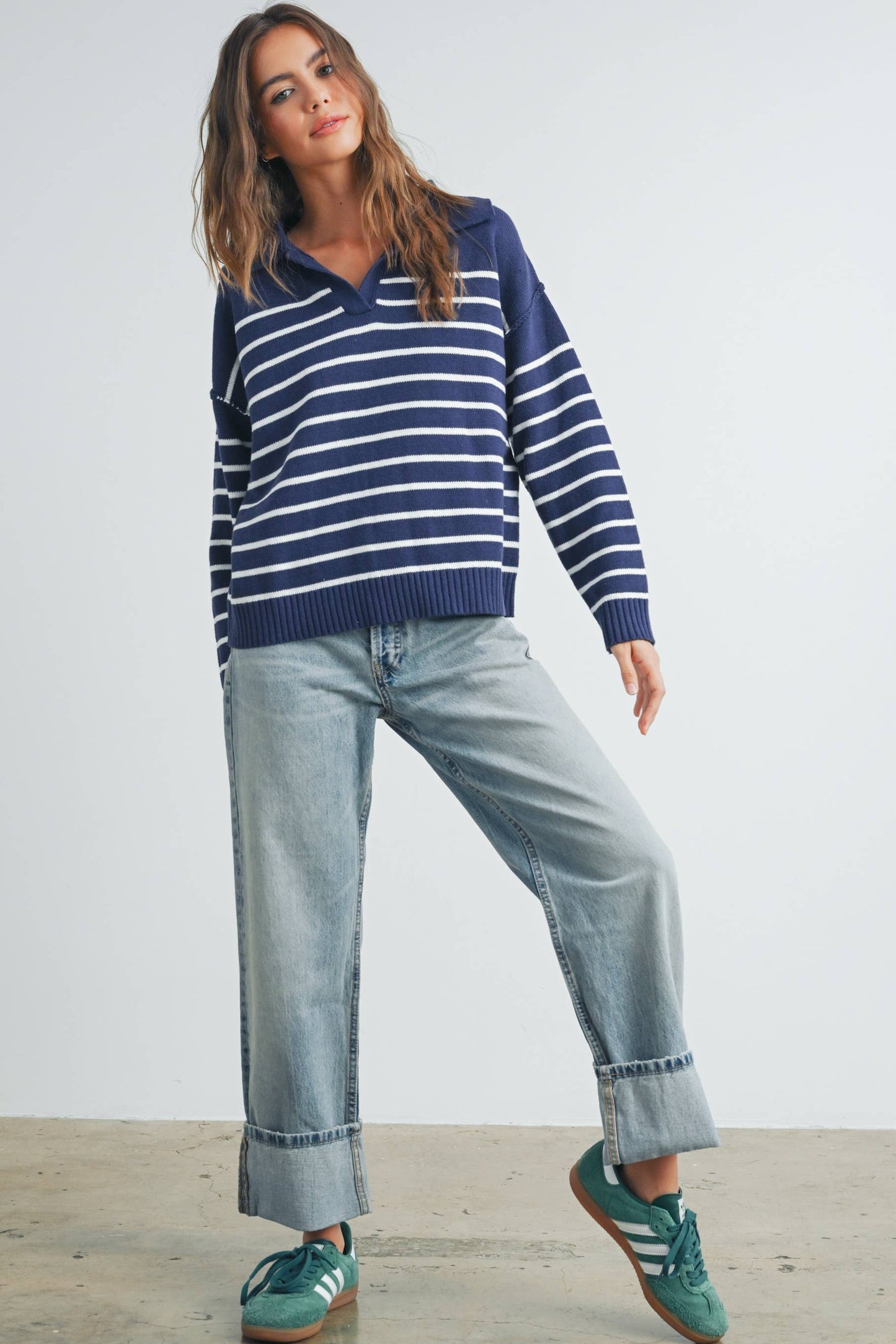 V-NECK STRIPED SWEATER: TAUPE / BLACK / M
