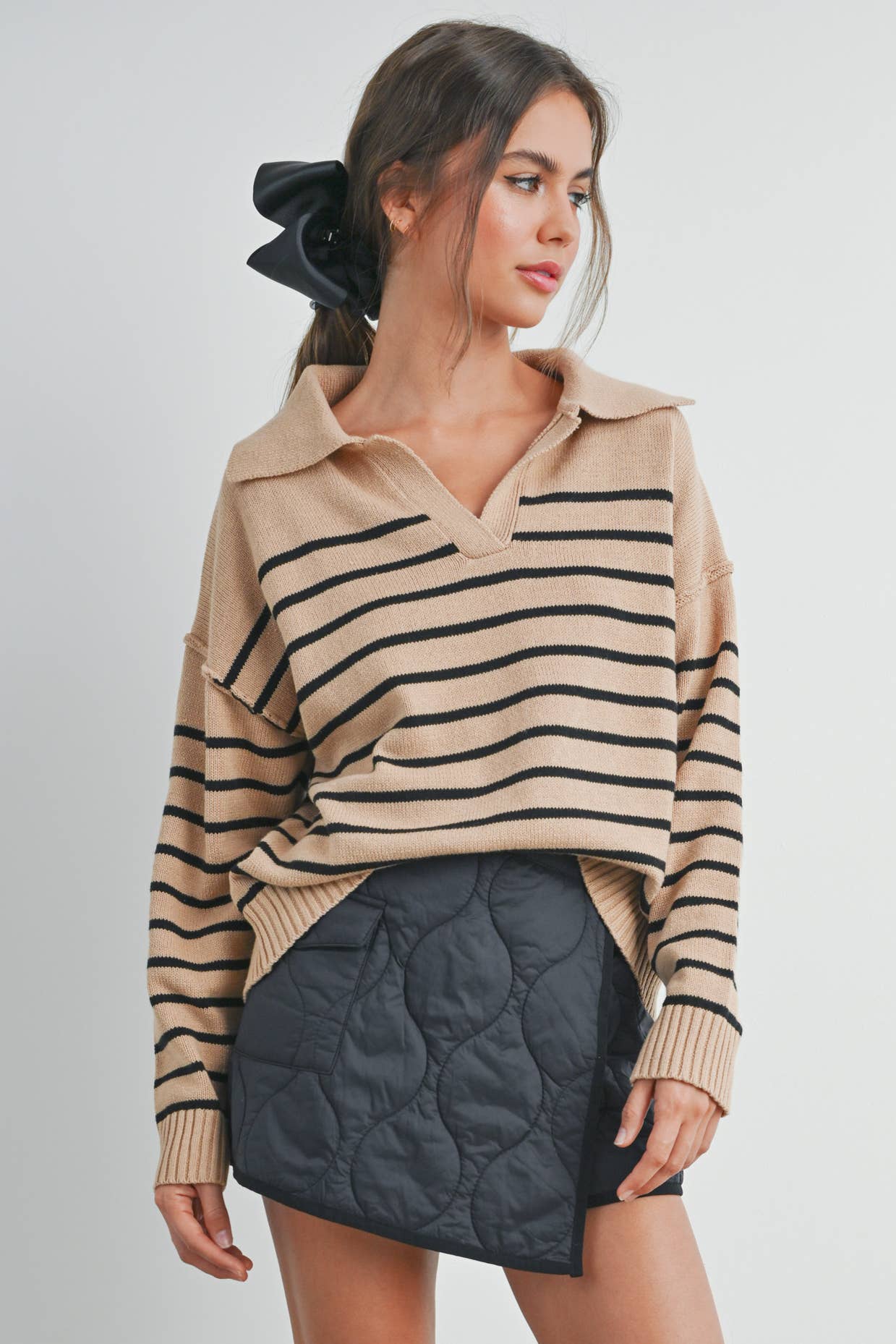 V-NECK STRIPED SWEATER: TAUPE / BLACK / M