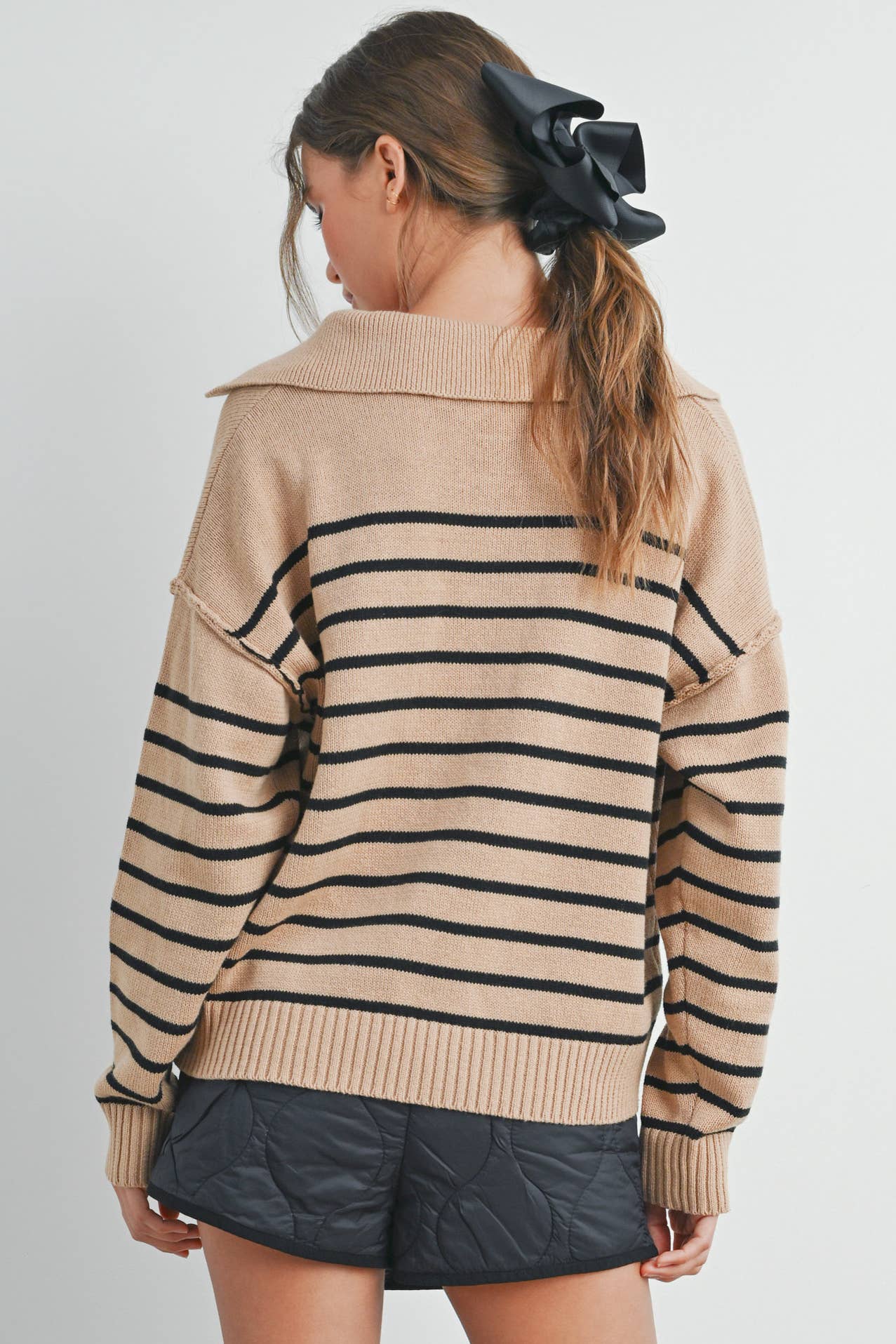 V-NECK STRIPED SWEATER: TAUPE / BLACK / M