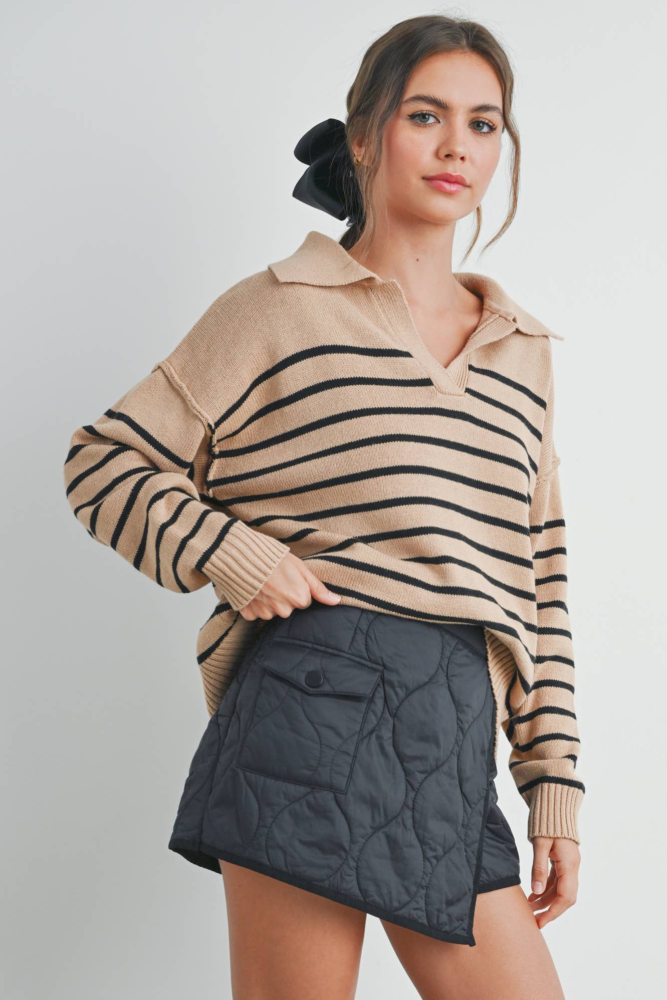 V-NECK STRIPED SWEATER: TAUPE / BLACK / M