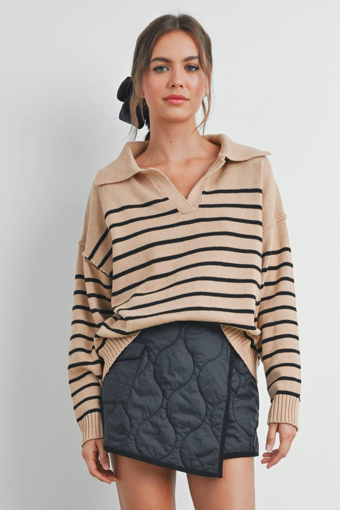 V-NECK STRIPED SWEATER: TAUPE / BLACK / M