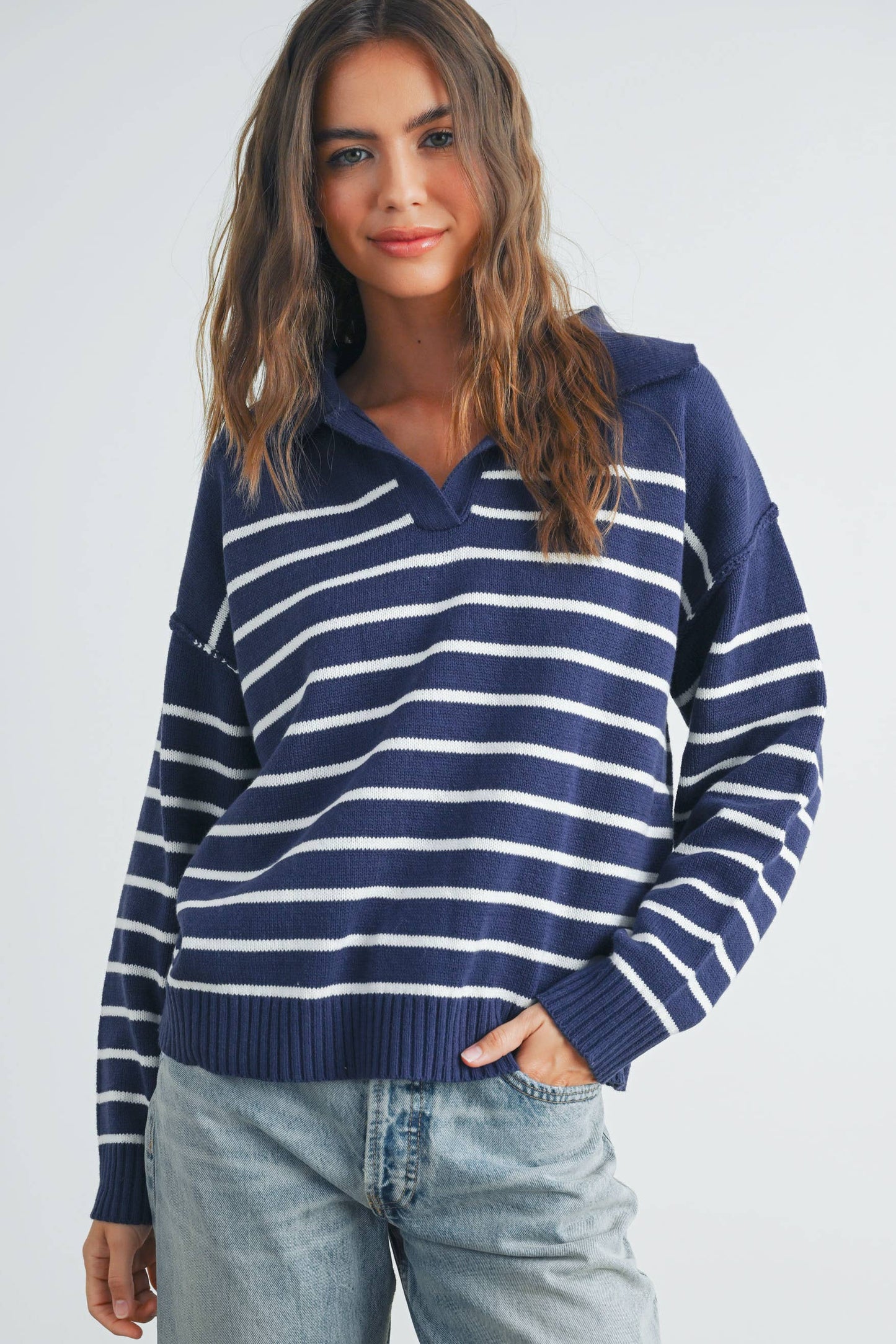 V-NECK STRIPED SWEATER: TAUPE / BLACK / M