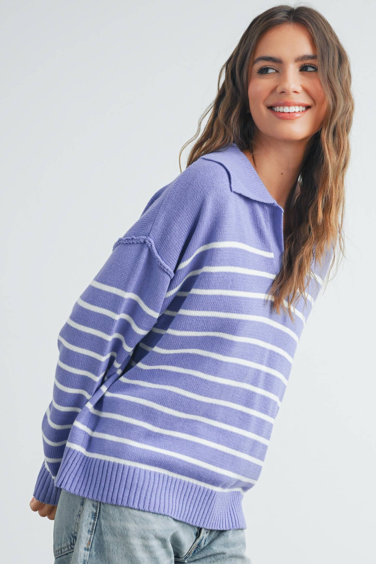 V-NECK STRIPED SWEATER: TAUPE / BLACK / M