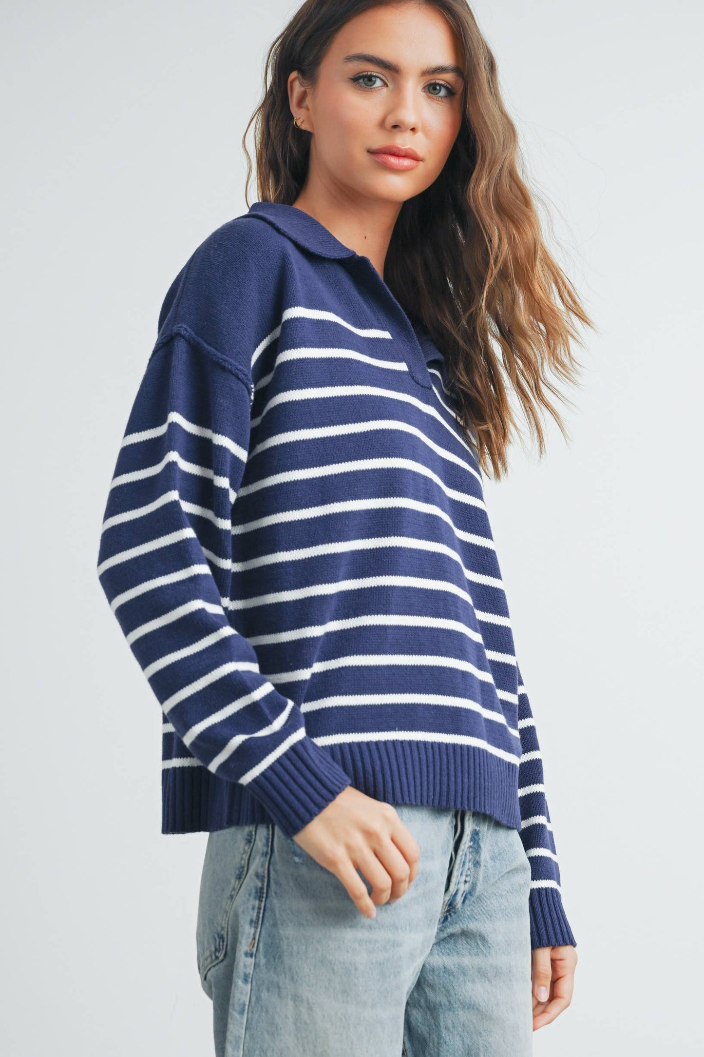 V-NECK STRIPED SWEATER: TAUPE / BLACK / M