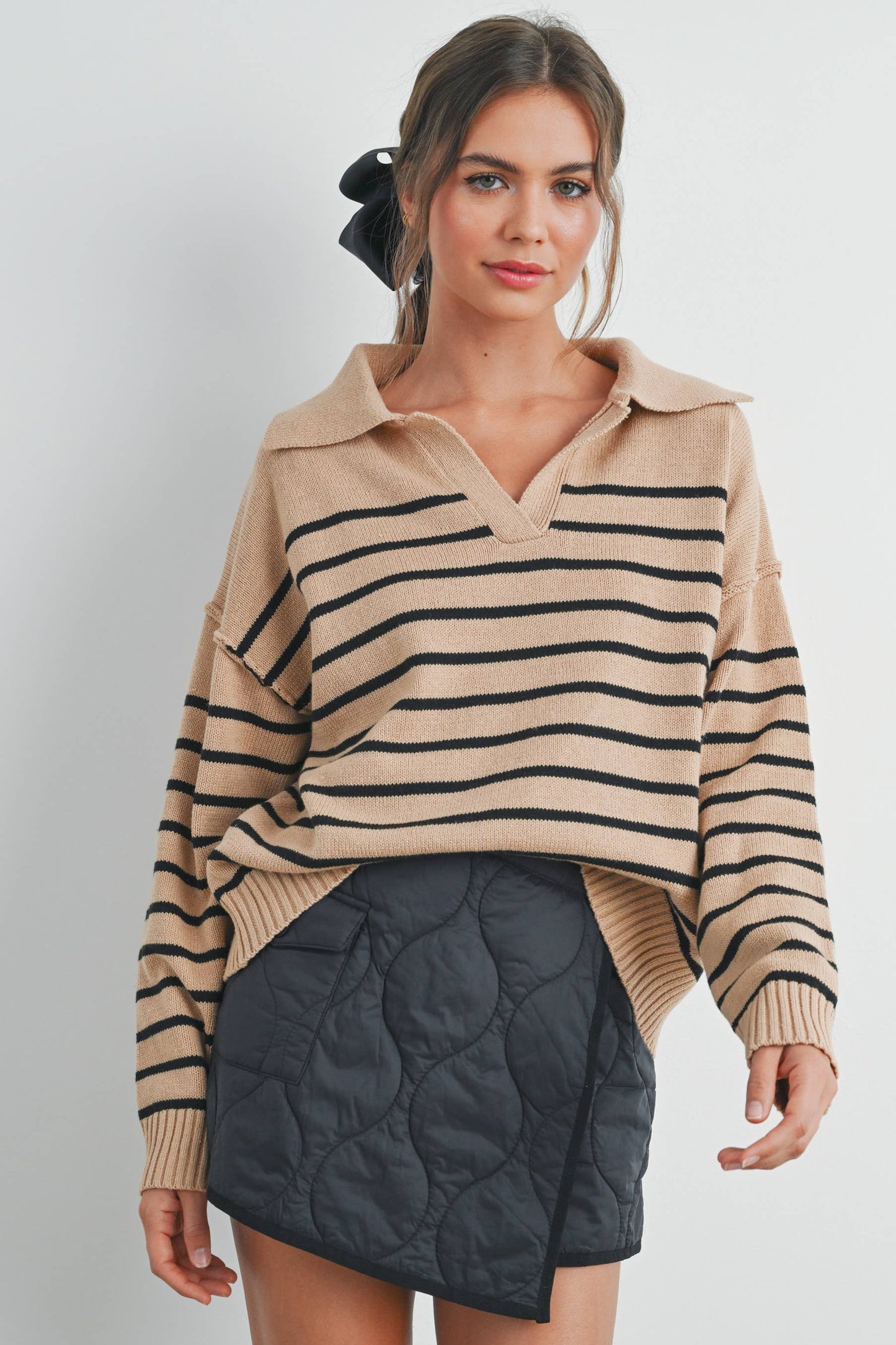 V-NECK STRIPED SWEATER: TAUPE / BLACK / M