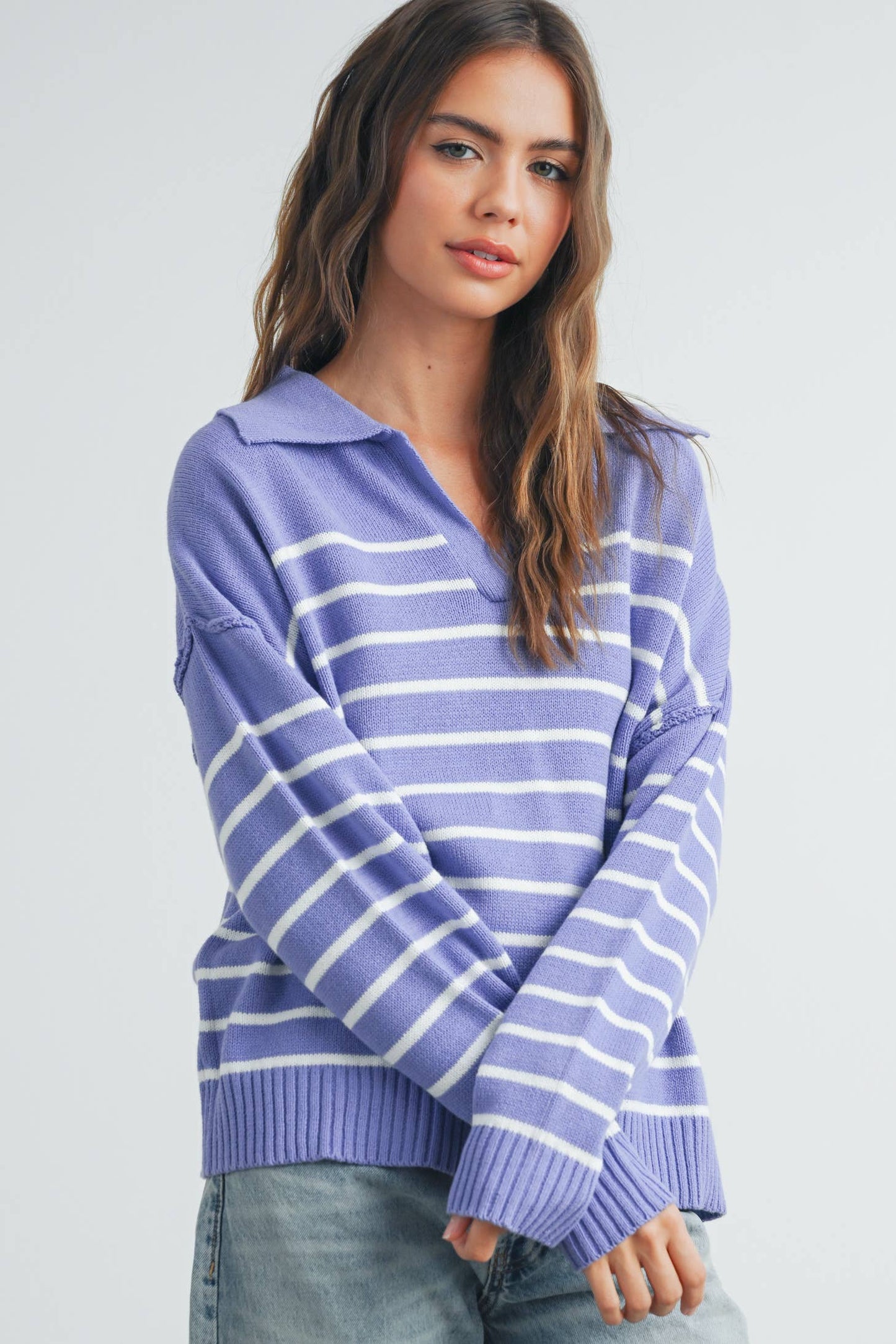 V-NECK STRIPED SWEATER: TAUPE / BLACK / M