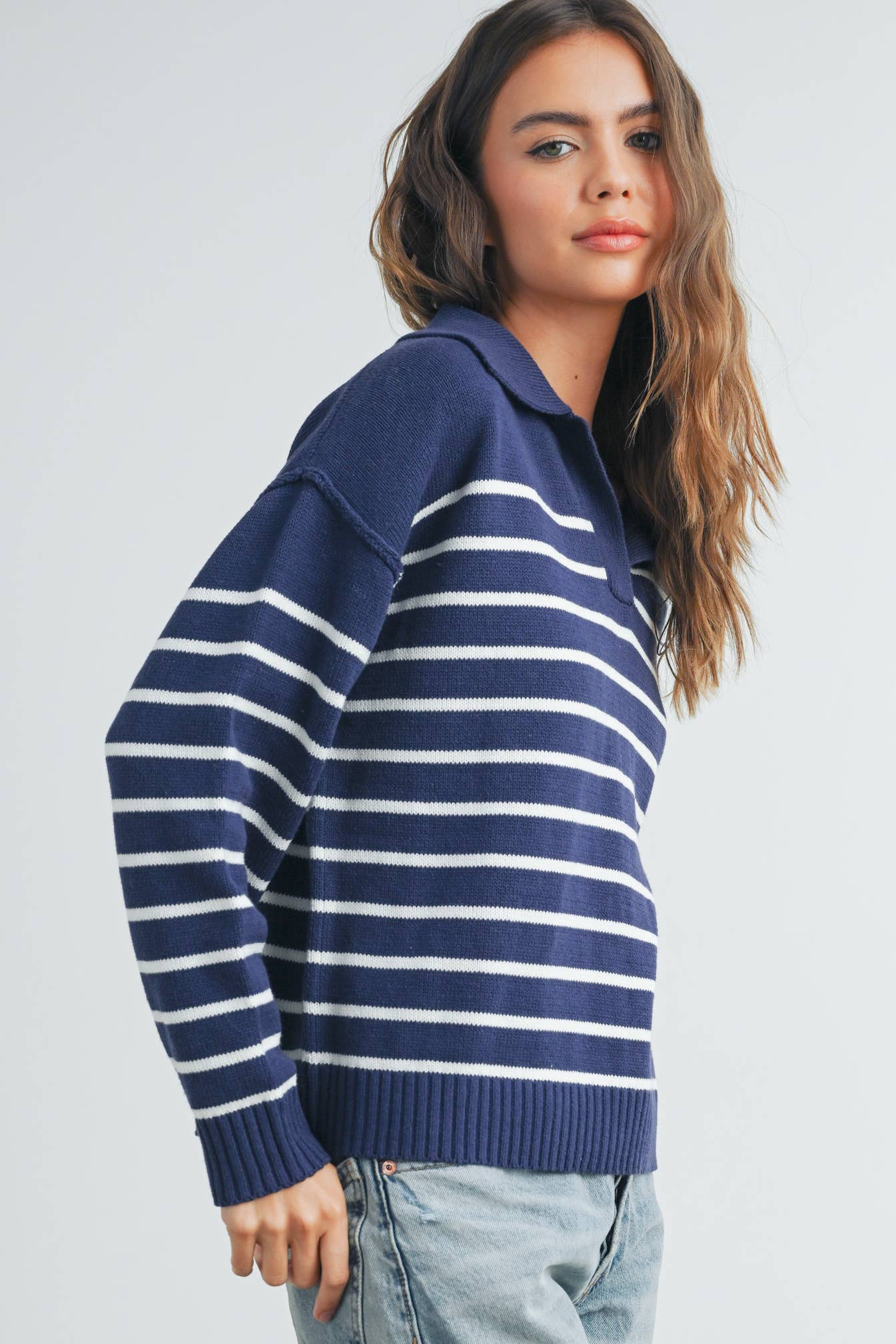 V-NECK STRIPED SWEATER: TAUPE / BLACK / M