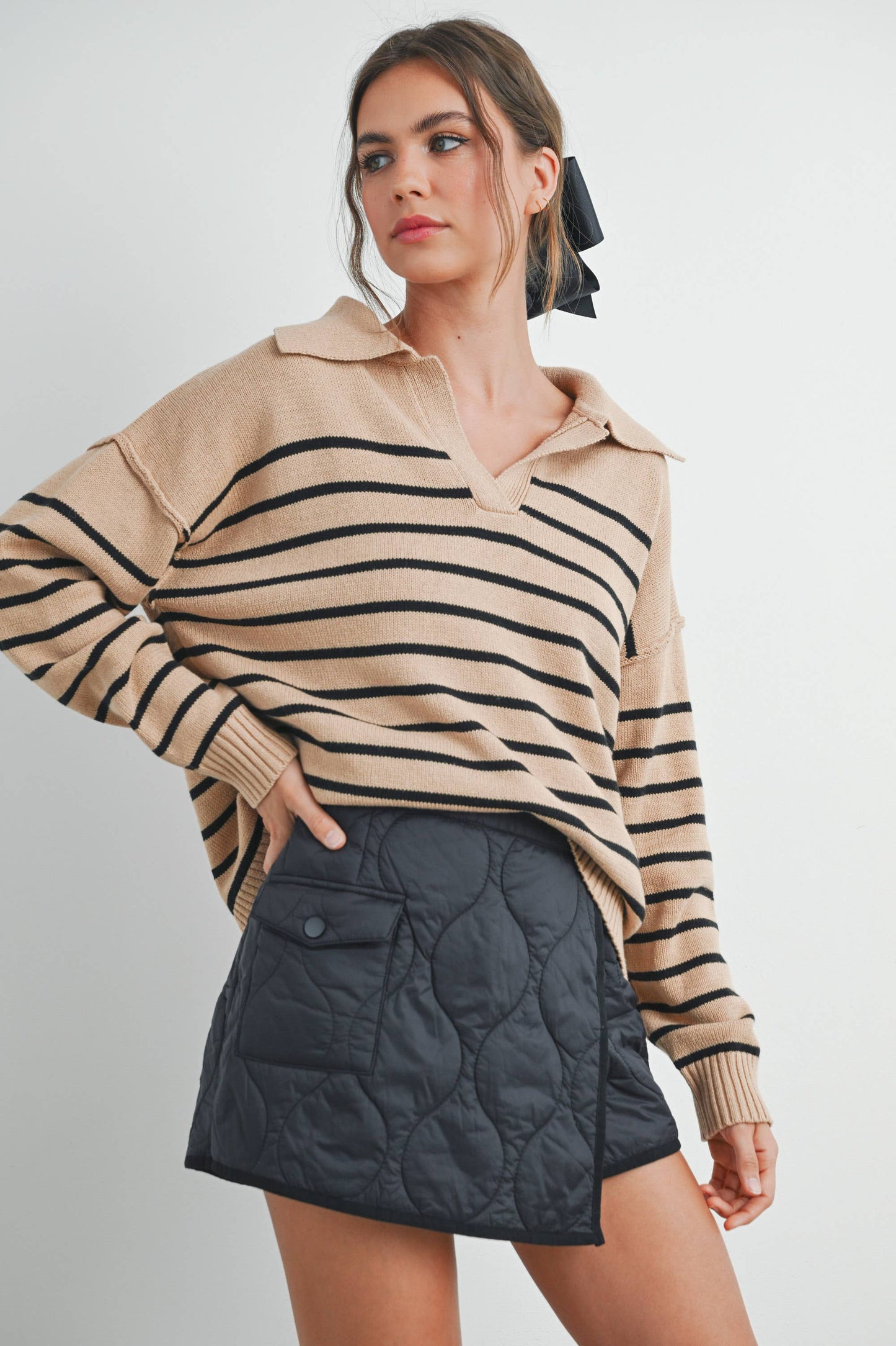 V-NECK STRIPED SWEATER: TAUPE / BLACK / M