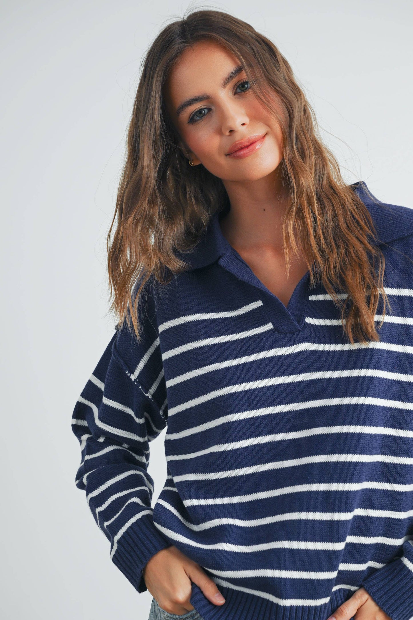 V-NECK STRIPED SWEATER: TAUPE / BLACK / M