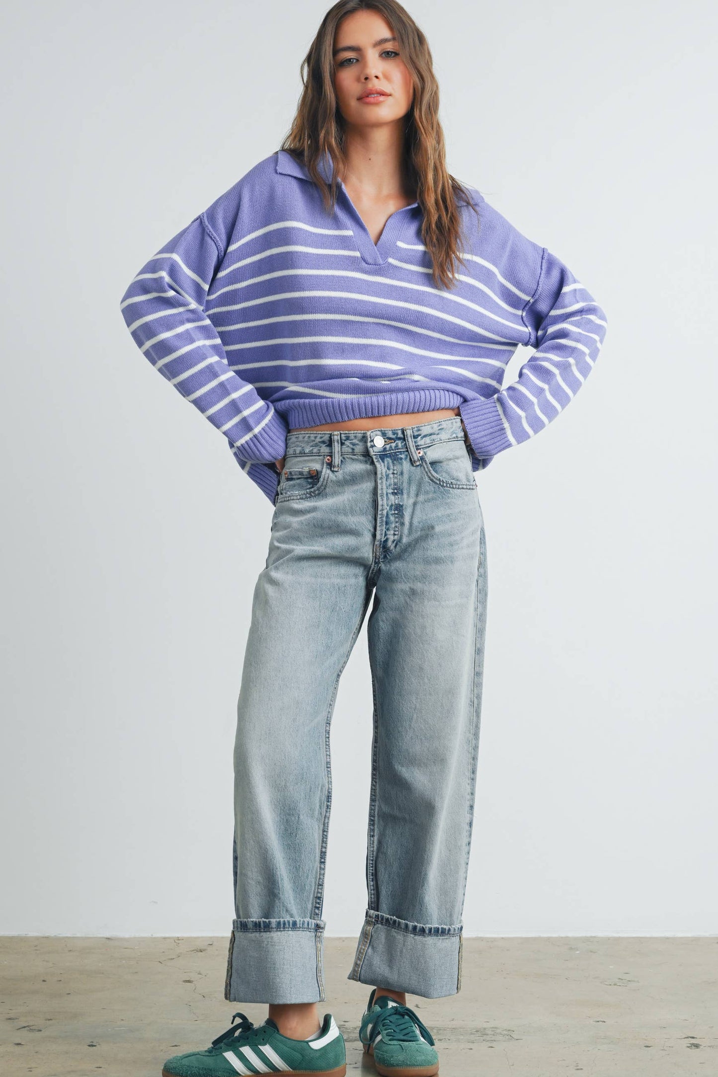 V-NECK STRIPED SWEATER: TAUPE / BLACK / M