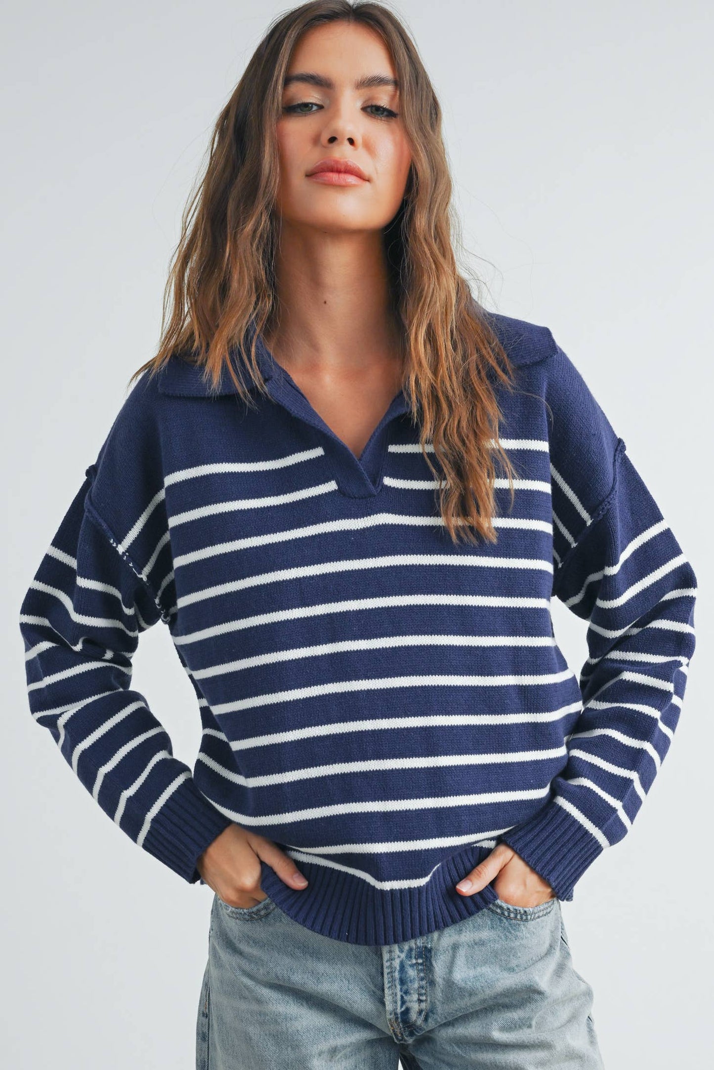V-NECK STRIPED SWEATER: TAUPE / BLACK / M