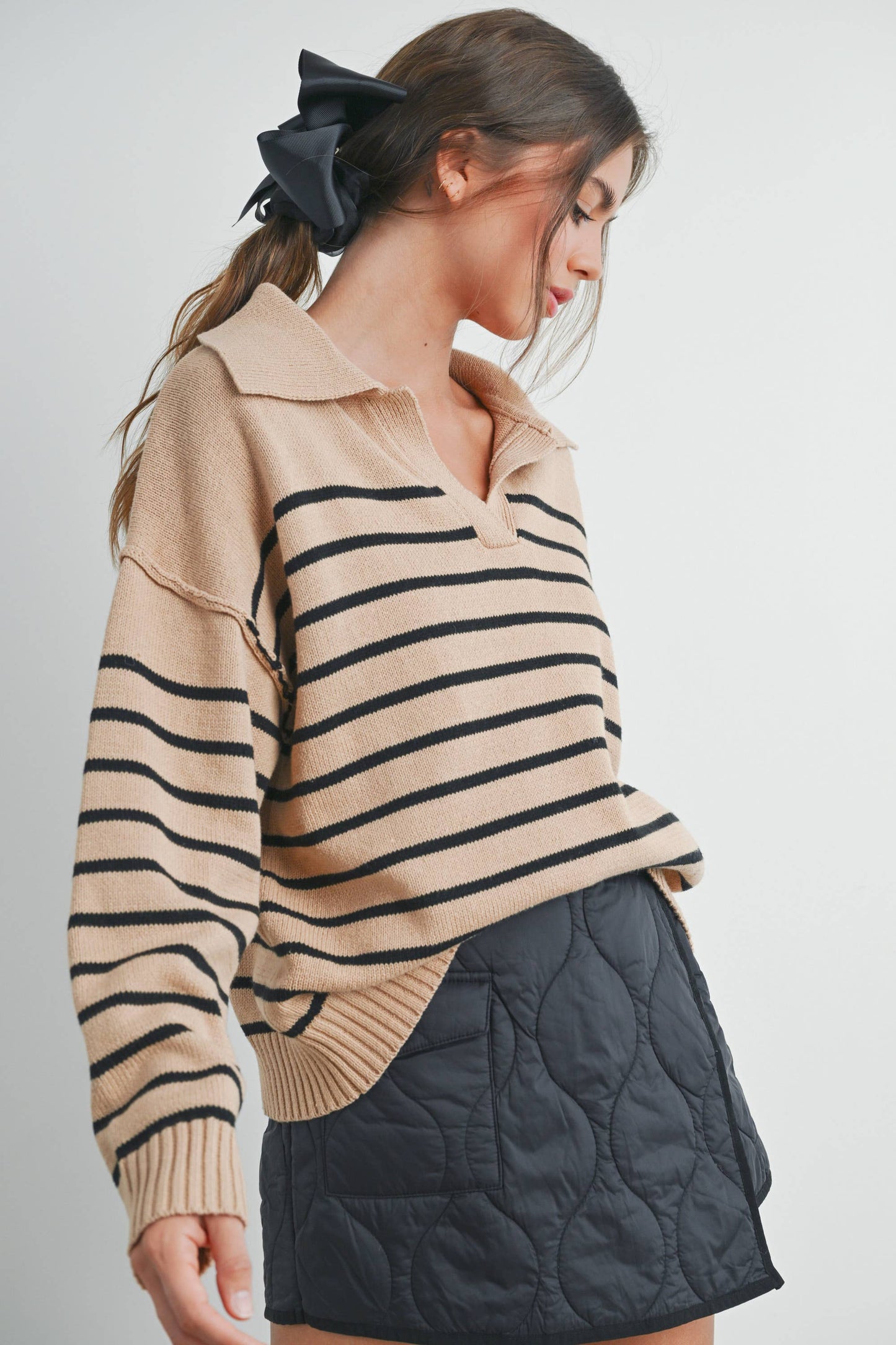 V-NECK STRIPED SWEATER: TAUPE / BLACK / M