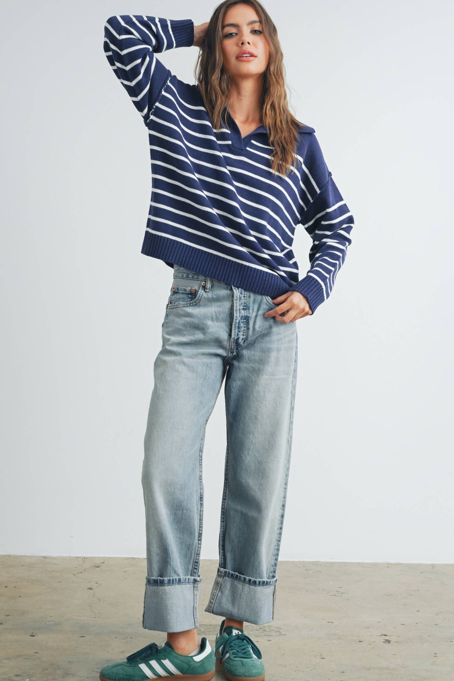 V-NECK STRIPED SWEATER: TAUPE / BLACK / M
