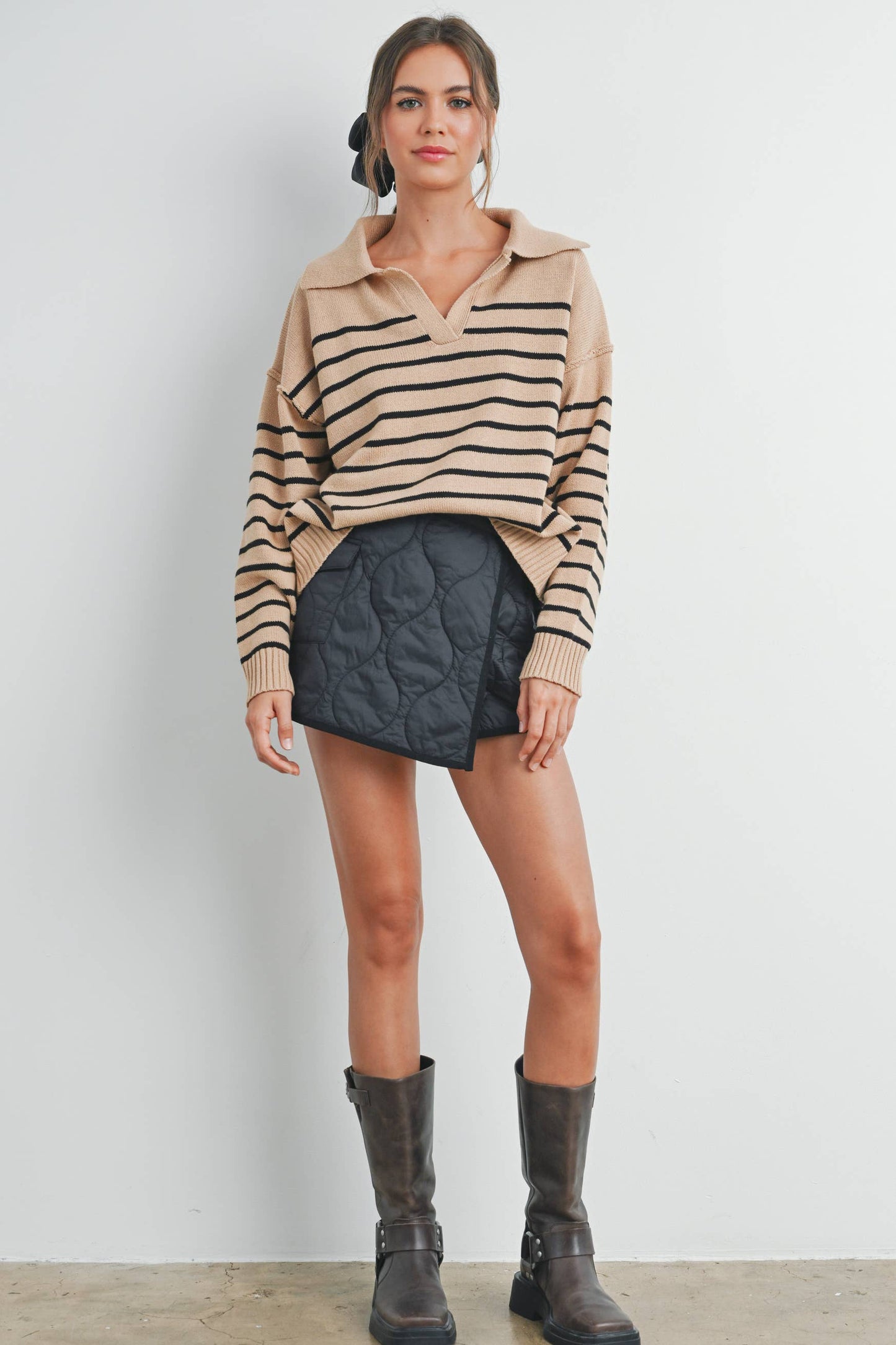 V-NECK STRIPED SWEATER: TAUPE / BLACK / M