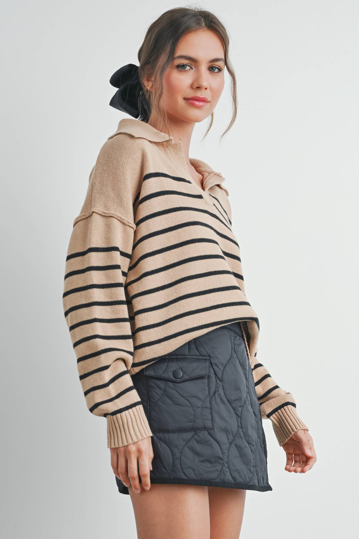 V-NECK STRIPED SWEATER: TAUPE / BLACK / M