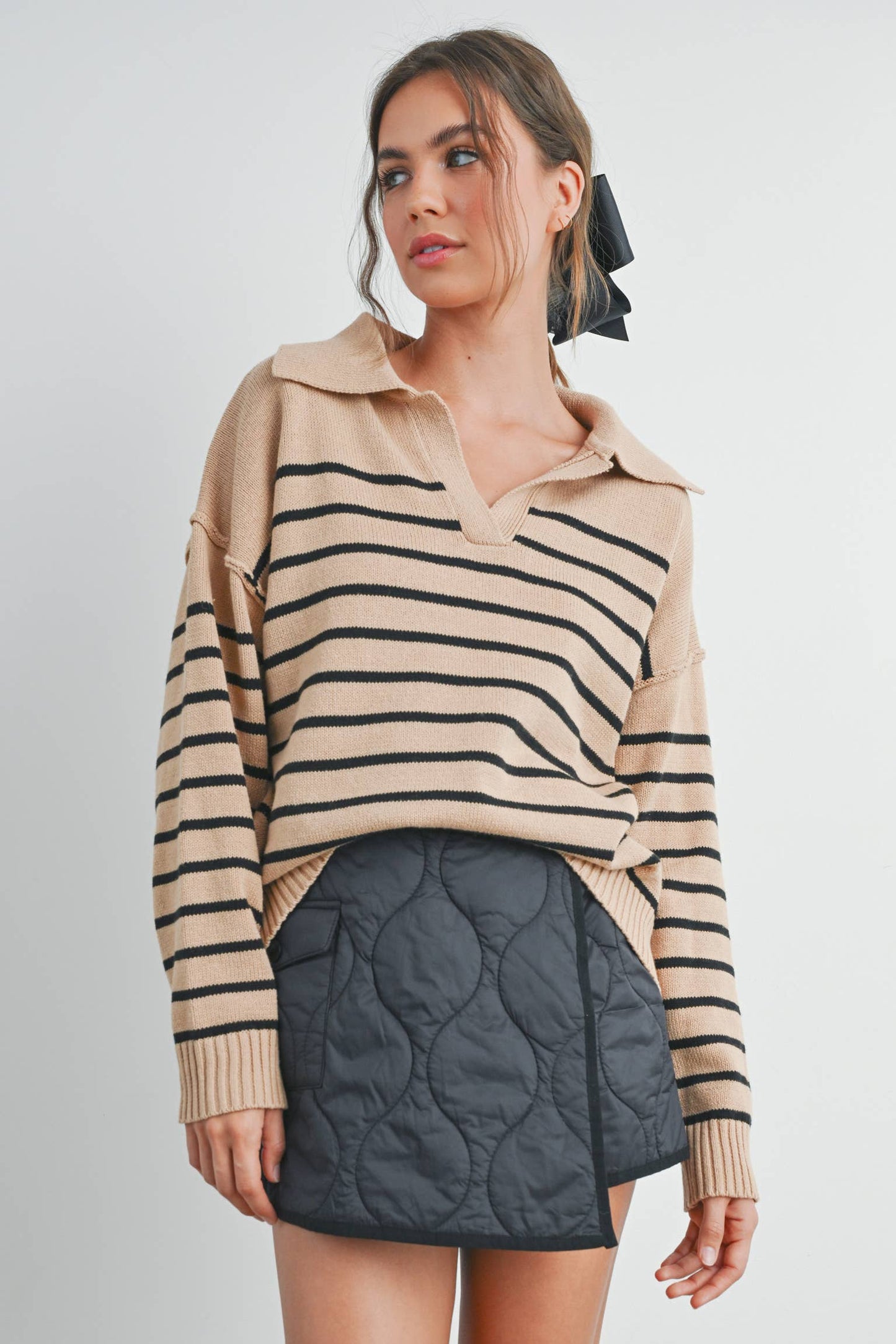 V-NECK STRIPED SWEATER: TAUPE / BLACK / M
