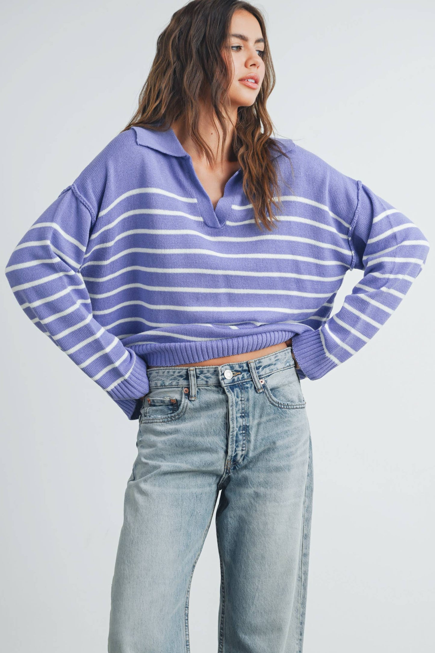 V-NECK STRIPED SWEATER: TAUPE / BLACK / M