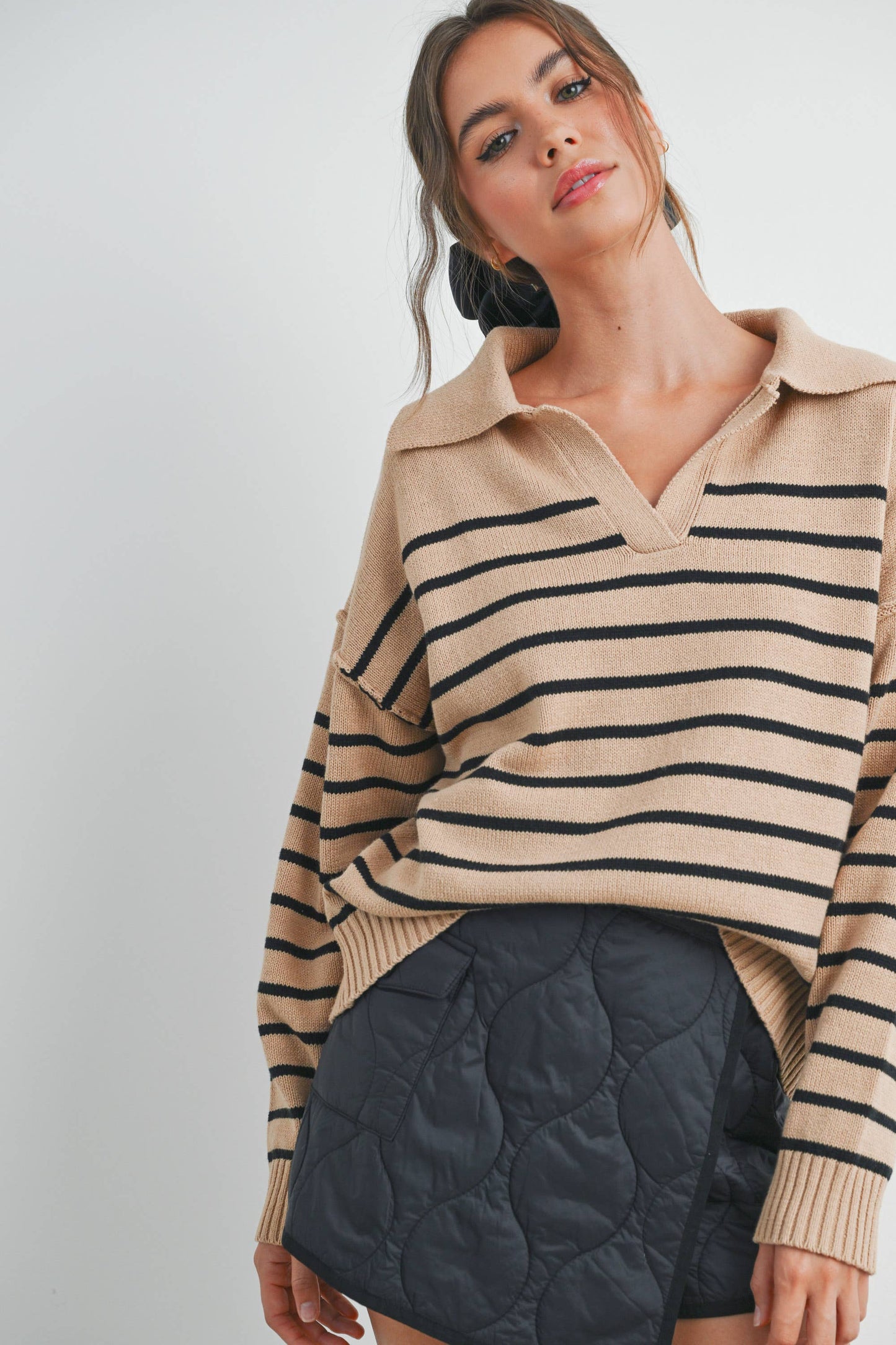 V-NECK STRIPED SWEATER: TAUPE / BLACK / M