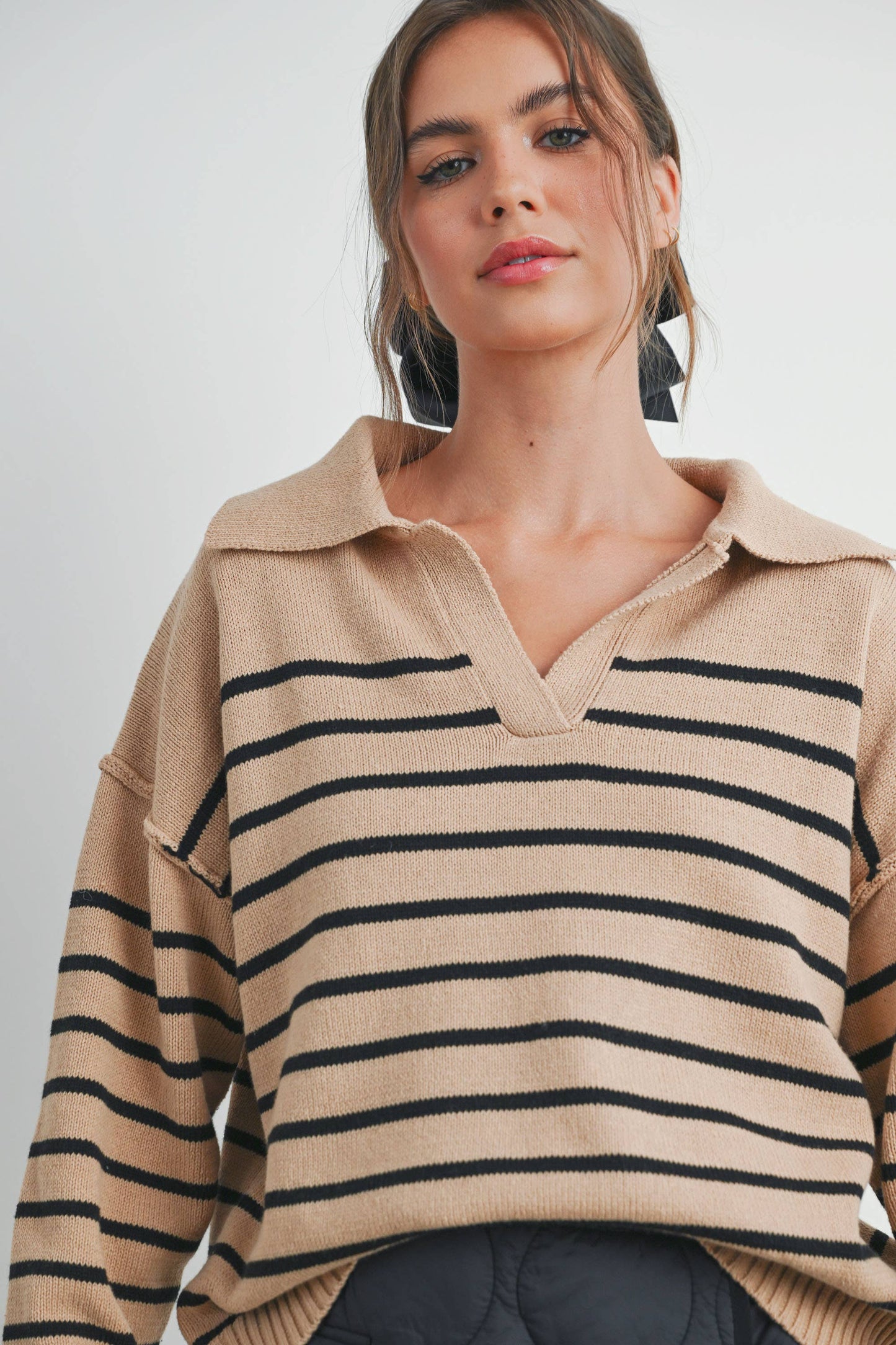 V-NECK STRIPED SWEATER: TAUPE / BLACK / M