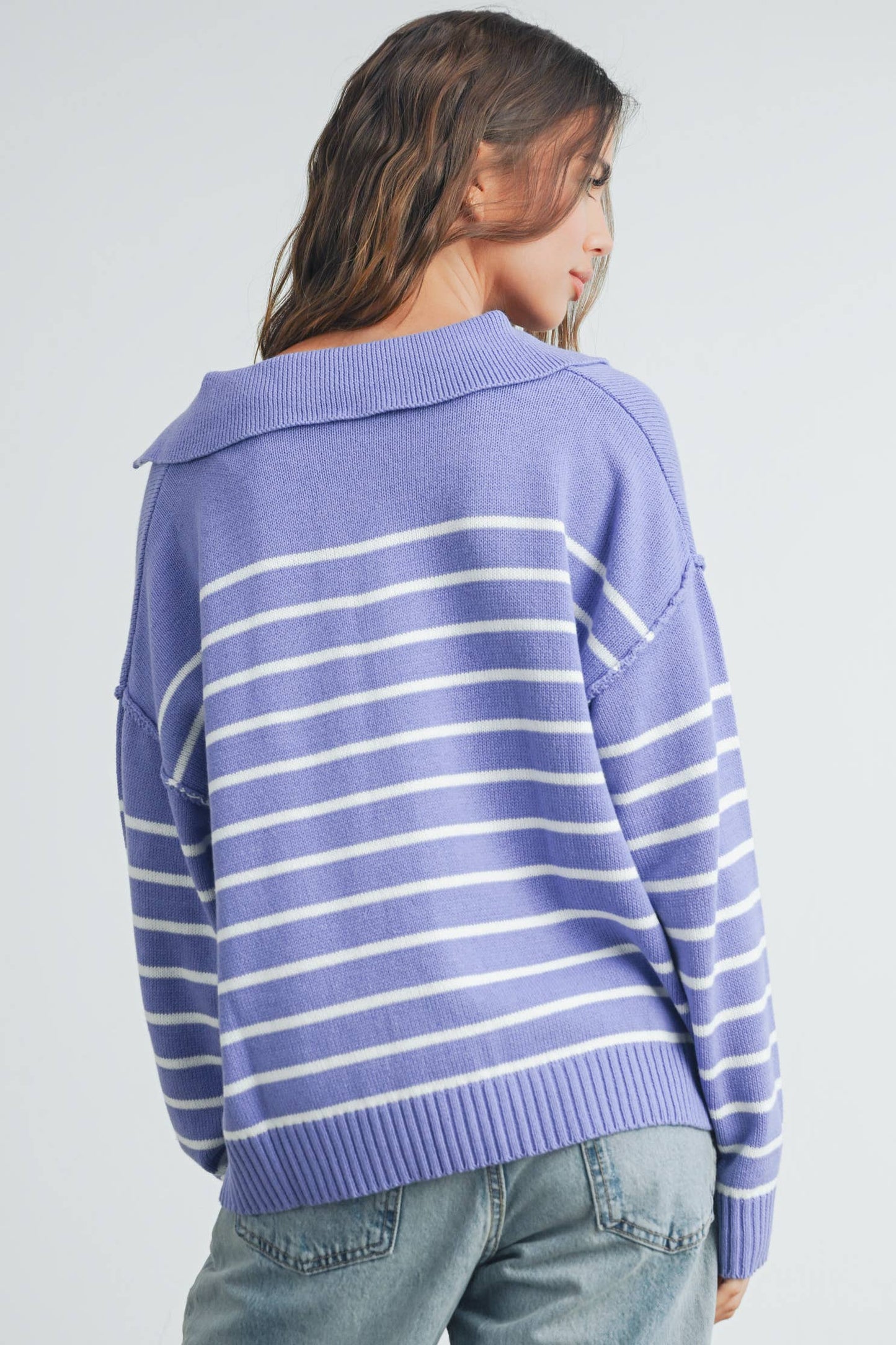 V-NECK STRIPED SWEATER: TAUPE / BLACK / L