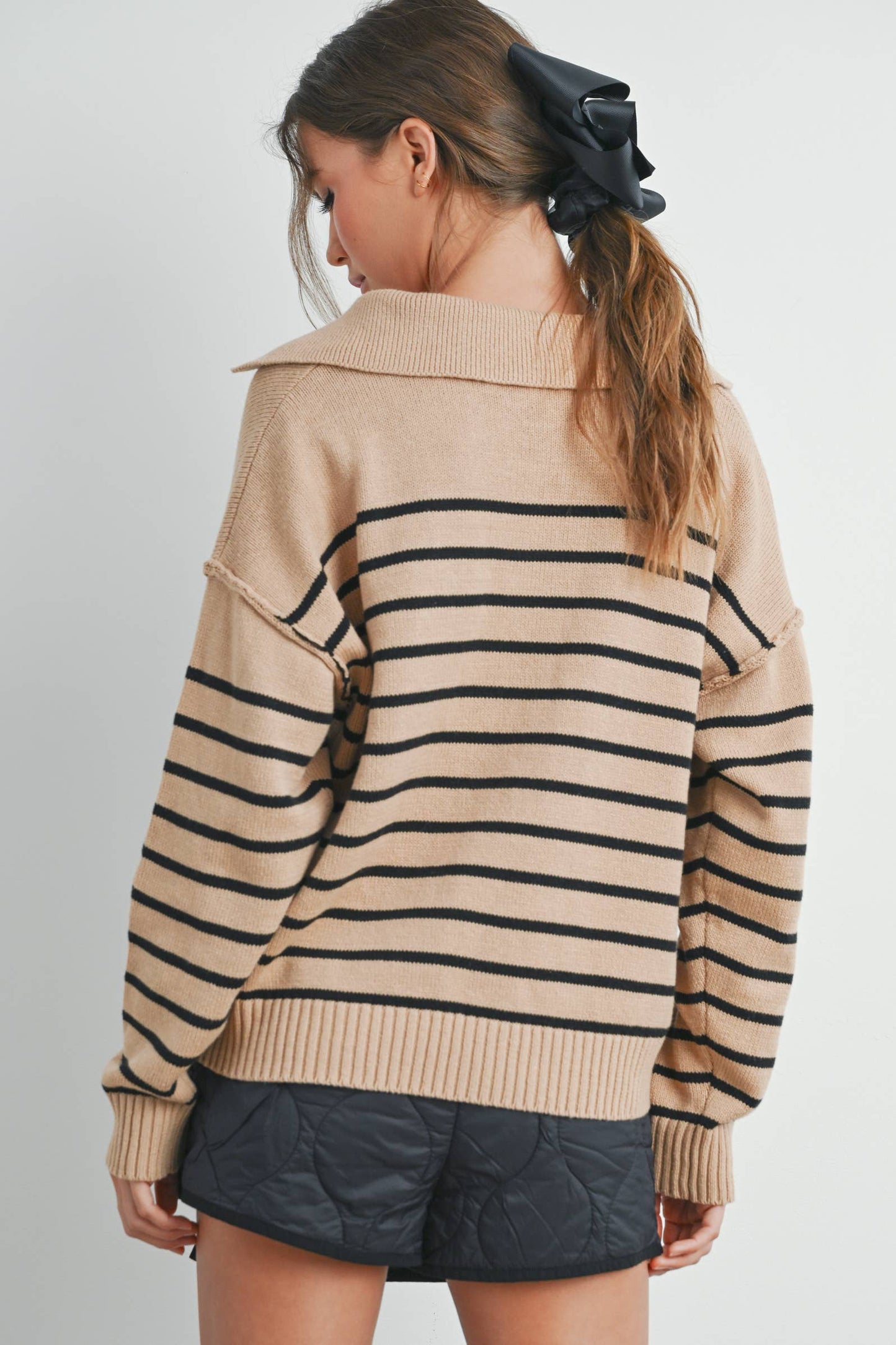 V-NECK STRIPED SWEATER: TAUPE / BLACK / M